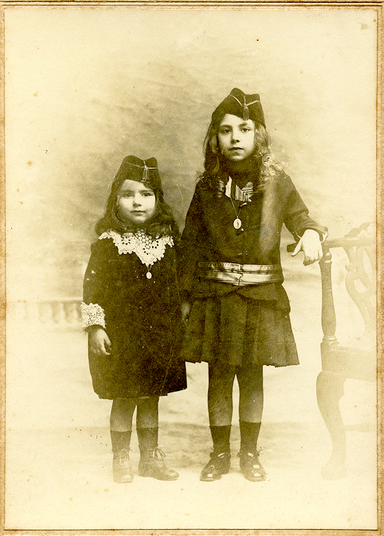 D. Luciana de Jesus Lopes de Mello Garrido (1909-1995) e sua irm D. Lucinda, 1917